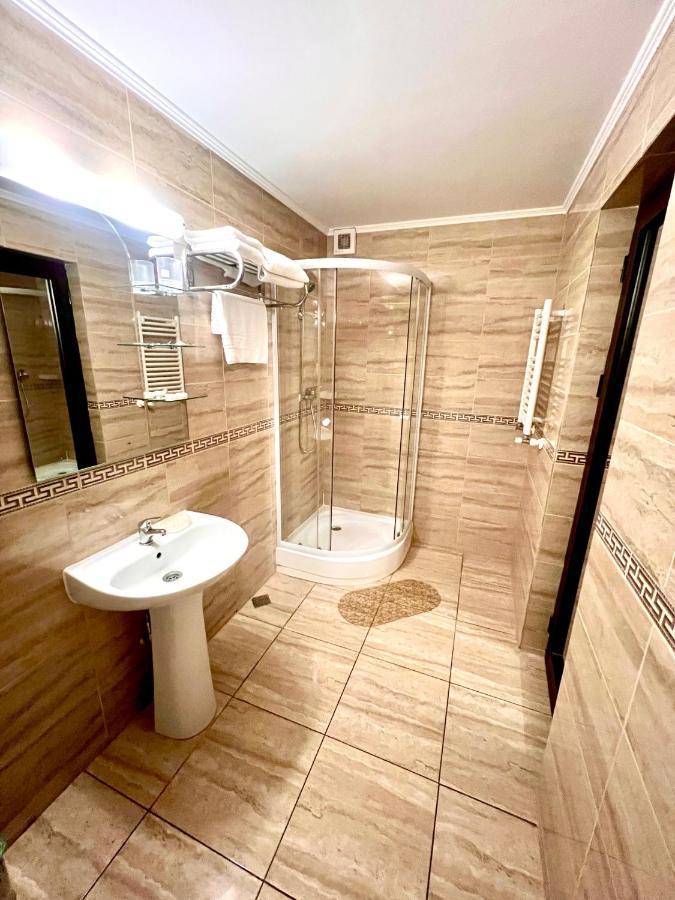 Hotel Complex Azar Galaţi Esterno foto